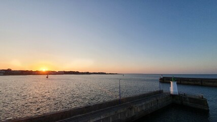 Fototapeta na wymiar super lever du soleil pour un départ à belle ile en mer 