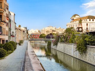 Vega Baja del Segura - Orihuela - Junto al Río Segura a su paso por Orihuela - Paisaje, puentes y casas junto al río.