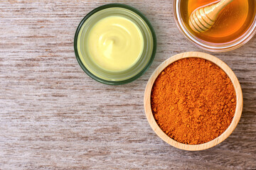 Turmeric powder with honey and turmeric cosmetic cream