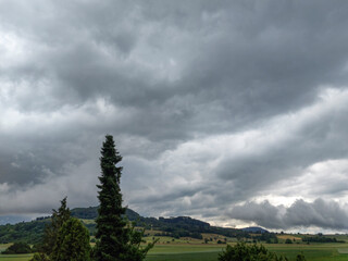Dichte Wolken über dem Land