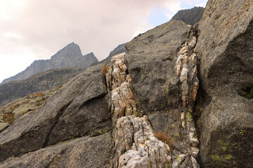 Erdgeschichte zum Anfassen; Gesteinsschichten Granit und Marmor?) am Monte Disgrazia...