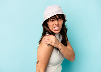 Naklejka premium Young Argentinian woman isolated on blue background having a shoulder pain.