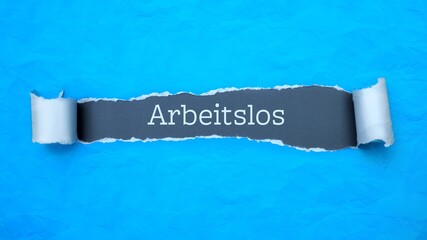 Arbeitslos (Arbeitslosigkeit). Papierausriss mit einer Nachricht. Blaues Papier mit Text auf grauem...