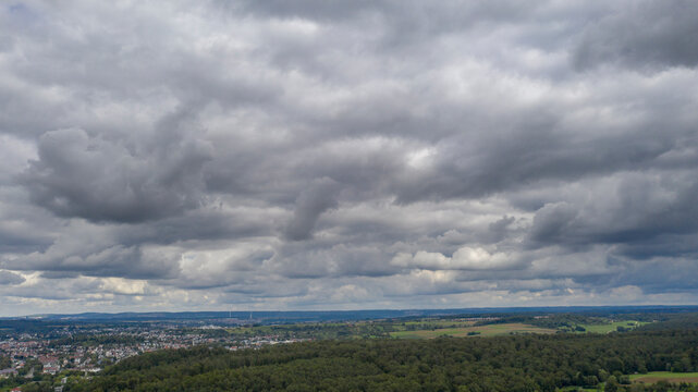 Regenwolken &uuml;ber dem Land