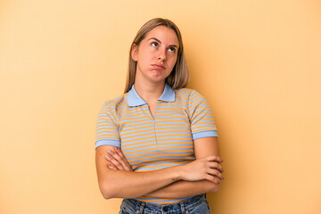 Obraz premium Young caucasian woman isolated on yellow background tired of a repetitive task.