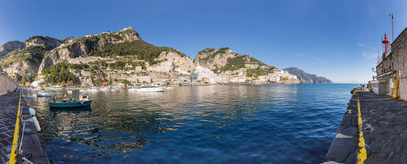 La cittadina di Amalfi sulla costiera Amalfitana © Edoardo