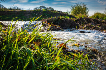 Kleiner Wasserfall mit Grün