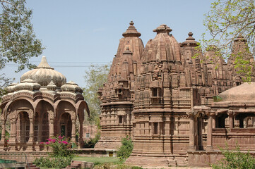 Templos y cenotafios de Mandore Gardens en la ciudad de Jodhpur en Rajastán, India - obrazy, fototapety, plakaty