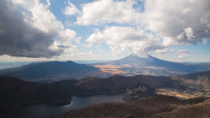 葉が落ちた木々と富士山の空撮