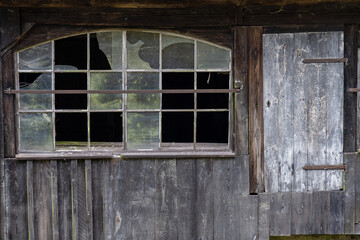 defektes Fenster einer alten Scheune