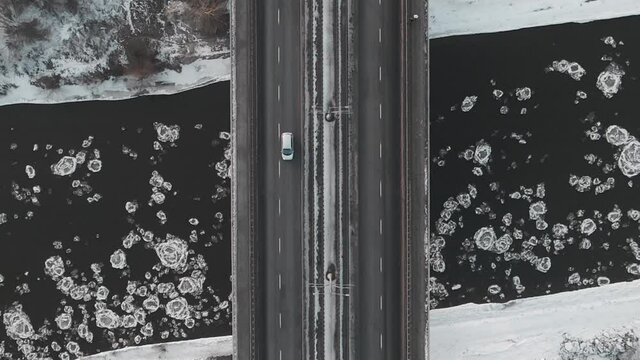 Most nad Wartą zimą.Kry
