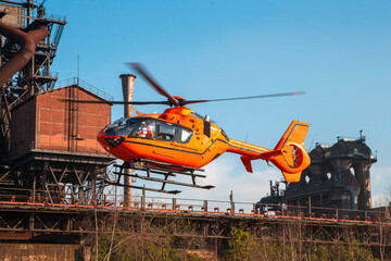 Rettungshelikopter vor altem Industriekomplex