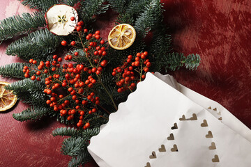 Fra poco è Natale. Decoriamo la casa con rami di pino e frutta secca