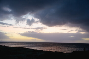 stürmische Morgenstimmung am Fjord, Frühmorgens, Sonnenaufgang