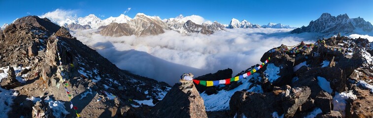 Mount Everest Cho oyu Lhotse met boeddhistische gebedsvlaggen