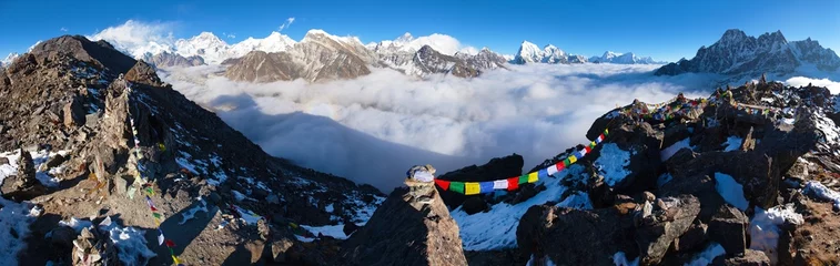 Papier Peint photo Cho Oyu mont Everest Cho oyu Lhotse avec drapeaux de prière bouddhistes