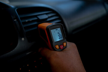 Thermometry of the air conditioning system in the car, checking the performance and refueling of the auto air conditioner