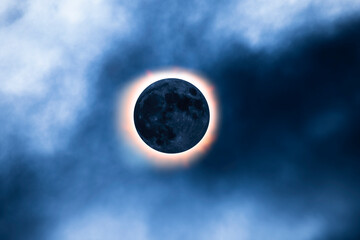 Sonnenfinsternis am Himmel mit Nebelwolken
