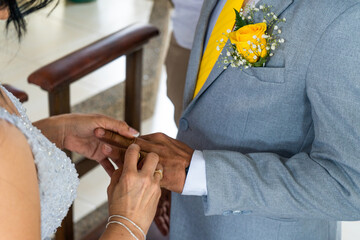 esposa poniendo anillo de boda a su esposo, los recien casados por la santa iglesia