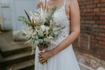 bride holding bouquet