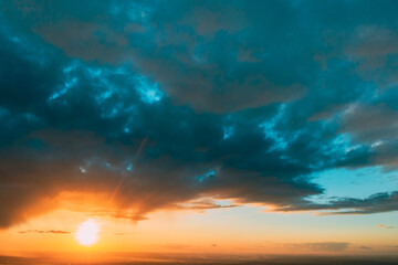 Obraz premium Sunshine In Sunrise Bright Dramatic Sky. Scenic Colorful Sky At Sunset Dawn