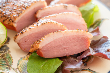 スライスした鴨のパストラミ