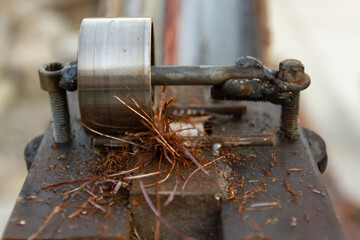 device for processing wires from iron old car rims. A second life from unnecessary trash
