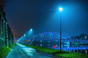 Most Józefa Piłsudskiego w Krakowie po remoncie i po zmroku