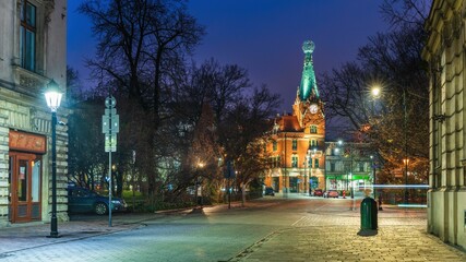 Dom Pod Globusem w Krakowie w podświetlony w porze nocnej - obrazy, fototapety, plakaty