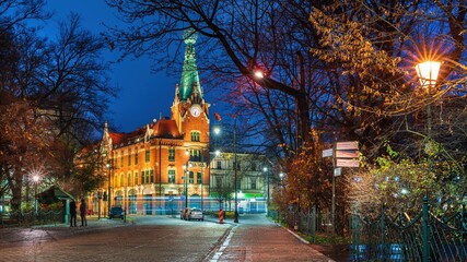 Obraz premium Dom Pod Globusem w Krakowie w podświetlony w porze nocnej