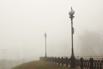 Obraz premium lampposts in the park in the fog