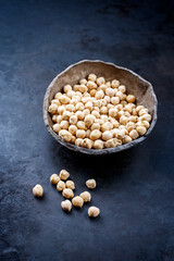 Traditionelle indische Kichererbsen angeboten als close-up in einer rustikalen Schale mit Textfreiraum