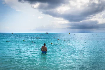 Cercles muraux Plage de Seven Mile, Grand Cayman Nageurs dans la mer des Caraïbes lors d& 39 une compétition par Seven Mile Beach, Grand Cayman, Cayman Islands