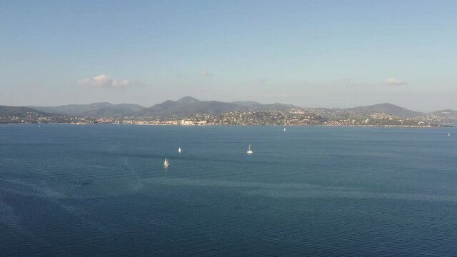 survol de Saint-Tropez sur la french Riviera dans le Var, sud de la France	