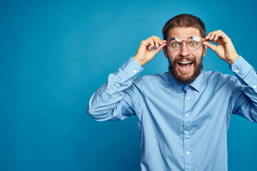 Obraz premium business man with glasses emotions blue background