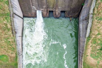 The dam was discharging water due to the large amount of water. Strong flow and high water pressure