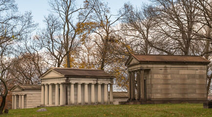 Obraz premium Mausoleums in the Homewood Cemetery in Pittsburgh, Pennsylvania, USA on a late fall day