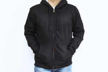 Hombre latino vestido con una chaqueta de tela color Negro, mostrando la parte frontal de la...