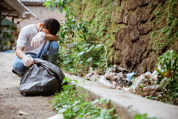 young volunteers keep the environment clean by picking up trash