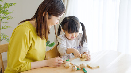 おままごとをする4歳の子供（育児・子育て）