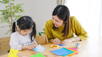 折り紙で遊ぶ4歳の子供（育児・子育て）