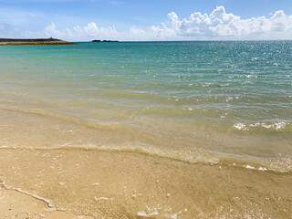 透き通る海の海辺の夕景