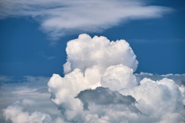 Obraz na płótnie Canvas Bright landscape of white puffy cumulus clouds on blue clear sky