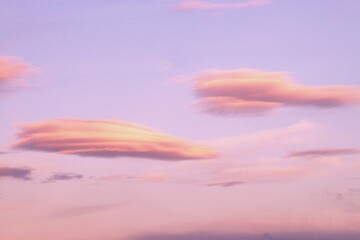 Nubes con colores c&aacute;lidos al atardecer. Fondo de nubes en el cielo con los &uacute;ltimos rayos del sol sobre Madrid, Espa&ntilde;a.