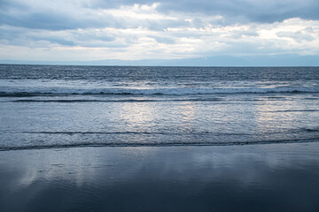 波打ち際の湘南の海、夕方の雲は寂しくそして遠い