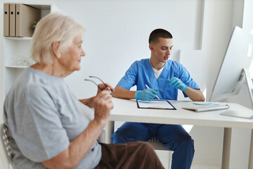 Obraz premium the patient talks to the doctor professional consultation