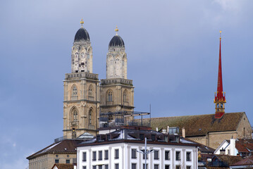 Obraz premium Medieval church Great Minster at the old town of Zürich on a cloudy late autumn afternoon. Photo taken November 29th, 2021, Zurich, Switzerland.