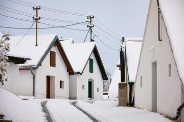 Weinkeller im Weinviertel. Schnee in den Kellergassen von Niederösterreich.