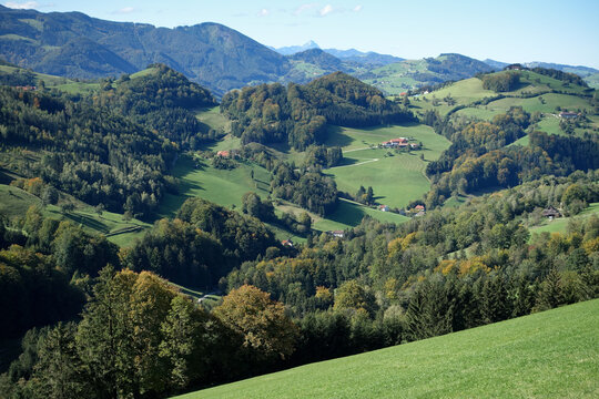 ober&ouml;sterreichisches Alpenvorland mit Blick auf den Traunstein