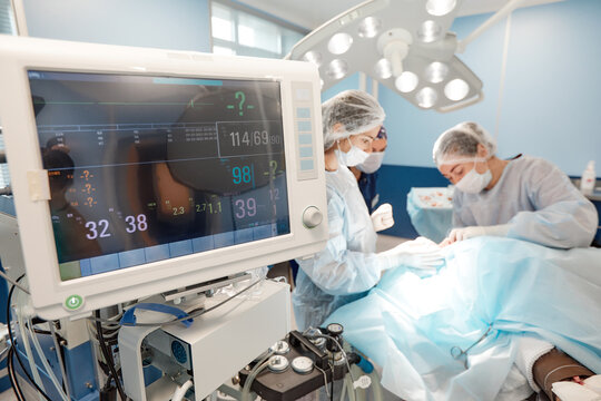 Monitoring of patient's heart in intensive care unit